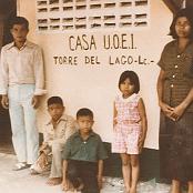 CASA U.O.E.I. – TORRE DEL LAGO PUCCINI.
Nell’anno1982, in occasione della gita sociale a “Ko Samui” (Thailandia), all’epoca fuori dai circuiti turistici di massa, vennero donati i fondi necessari per la costruzione di una abitazione per una famiglia indigena, conosciuta tramite un Missionario impegnato in quelle zone.